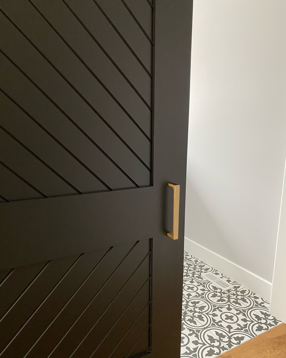 The modern detail in this door is absolutely stunning!

#door #doors #blackdoor #hardware #goldhardware #home #homedecor #homedesign #home #homerenovation #barndoor #frenchdoor 

@legacyhomesoflondon