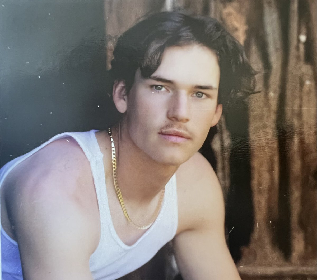 VanessaJinks's tweet photo. Who needs a dress shirt for senior pictures~not this guy~ https://t.co/VVxyfyBMcA