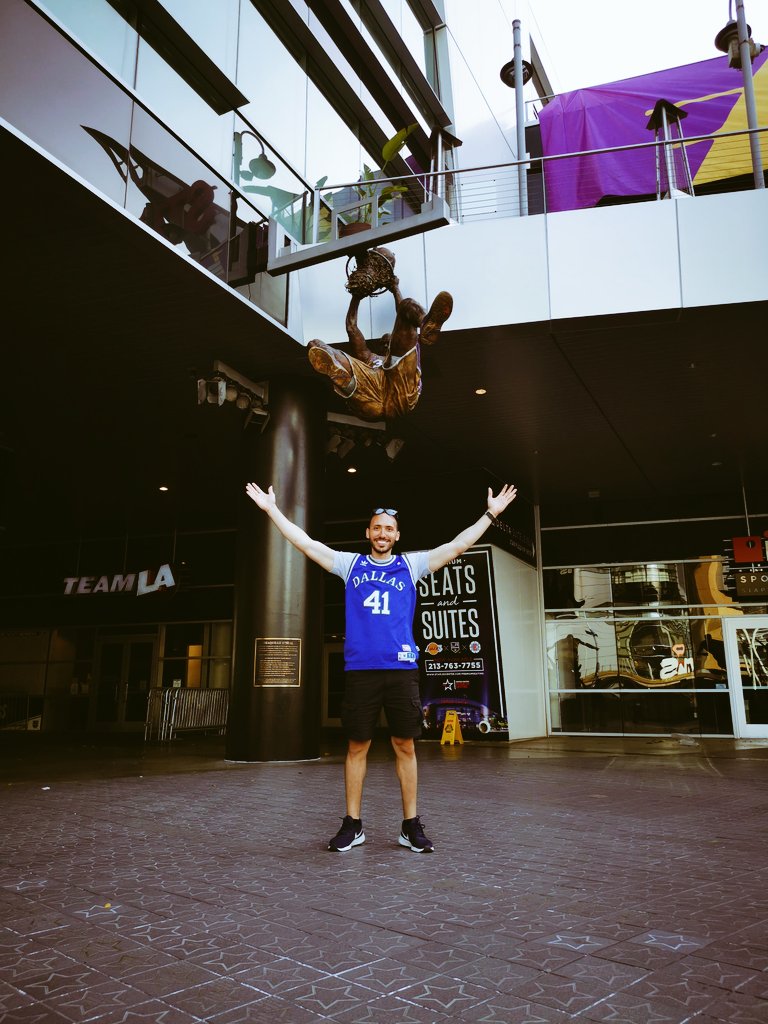 IbrahimKad's tweet photo. @kaddoura25 @mxlanax @hazfcb_ Got the same classic shirt btw! In front of the Staples Center! https://t.co/Y7De9BgKAP