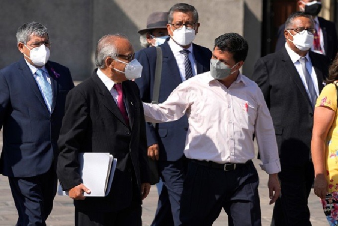 EL PRESIDENTE DE PERÚ, PEDRO CASTILLO, INVOLUCRADO EN DENUNCIA POR PLAGIO DE SU TESIS UNIVERSITARIA
La prensa peruana reveló que el jefe de Estado y su esposa, Lilia Paredes, habían copiado el 54% de su tesis, en 2011. facebook.com/10056025265014…