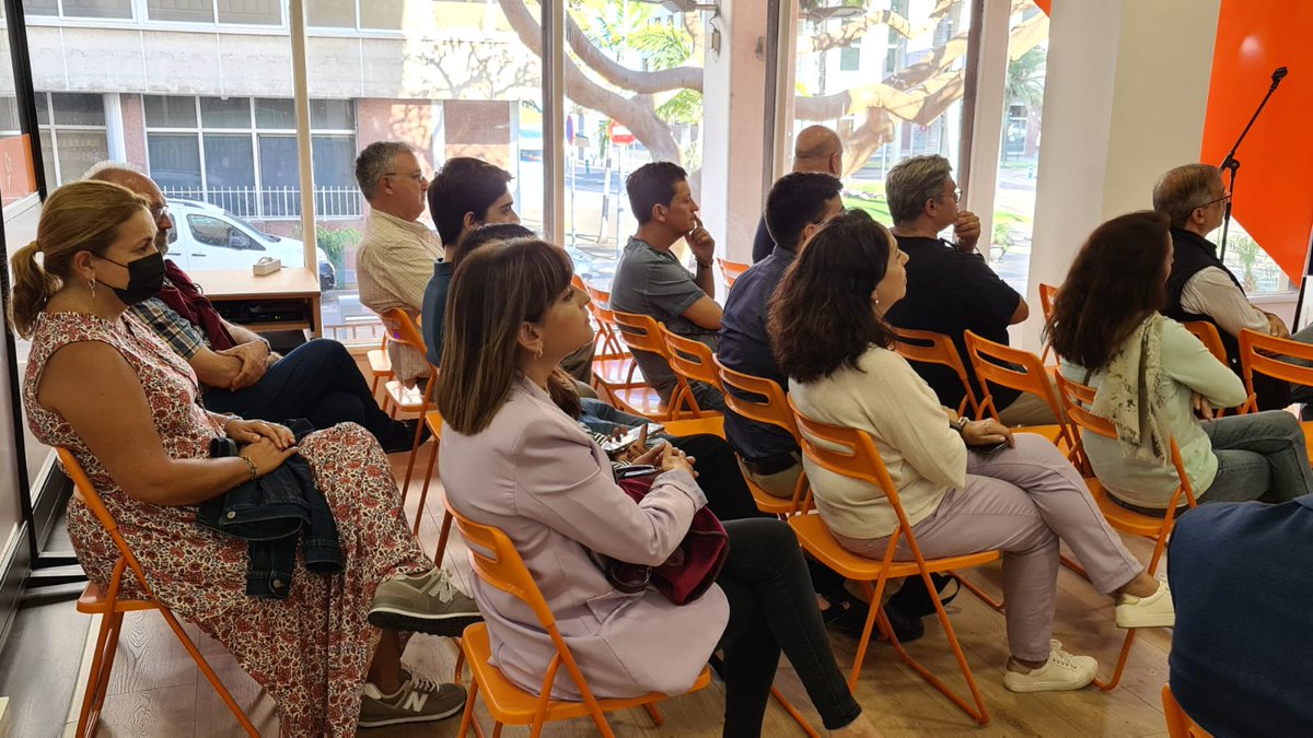 earriagaalvarez's tweet photo. Ayer me he reunido con afiliados y compañeros de @CsCanarias. Seguimos trabajando por mejorar la realidad insular y la vida diaria de nuestros ciudadanos.
 
#TenerifeEnMarcha https://t.co/1SutXWr6lV
