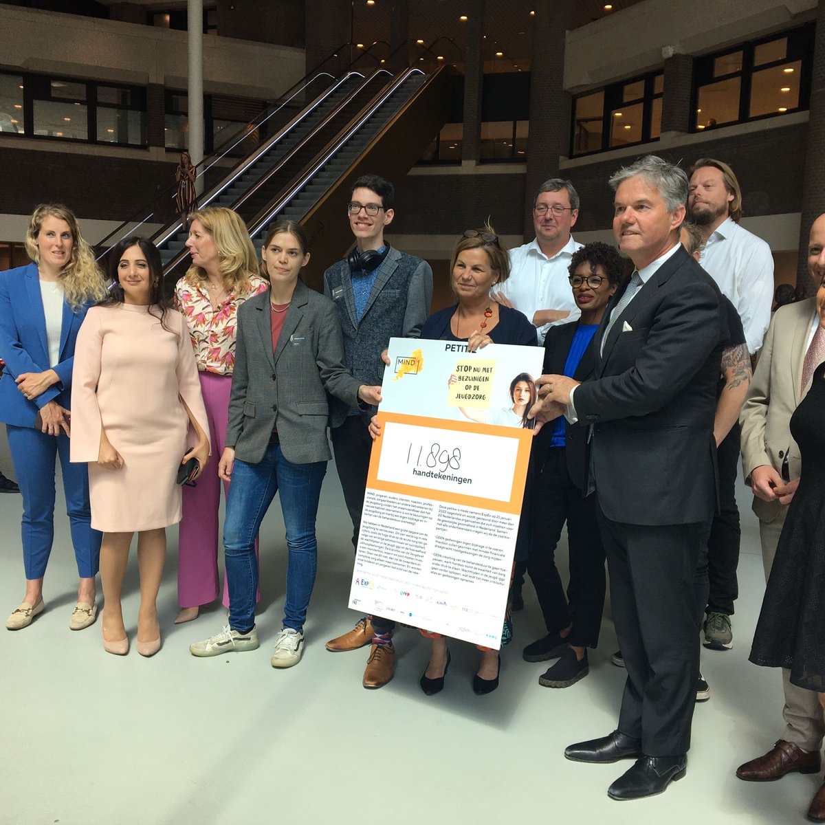 wijzijnmind's tweet photo. Vanmiddag hebben MIND en
jongerenorganisatie @ExpEx_NL de petitie ‘Stop bezuinigingen in de jeugdzorg’ aangeboden aan
vertegenwoordigers van de regeringspartijen. Lees hierover meer op onze website: https://t.co/Z2MoiHYfn9 https://t.co/mb4pnFIHUd