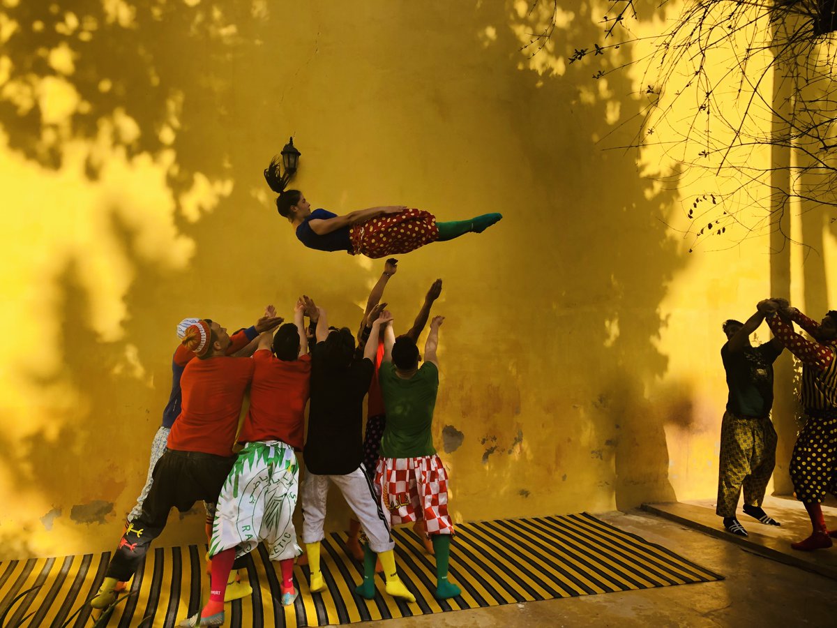 Wir haben mit Anna Fentrop und Lilja Kopka, Programmmitarbeiterinnen der Sparte Neuer Zirkus bei den @ruhrfestspiele
 2022 gesprochen. Hier geht's zum Interview: neuekuensteruhr.de/posts/zeitgeno…
Foto: ©Hassan Hajjaj