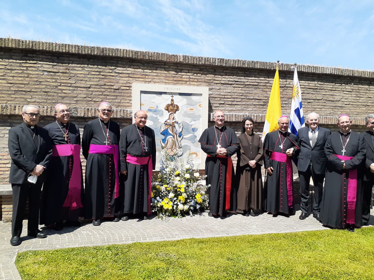 DanielSturla's tweet photo. Hoy en los jardines del Vaticano se bendijo mosaico de la Virgencita de los Treinta y Tres. Gran alegría de la comunidad uruguaya en Roma, con la presencia del embajador ante la Santa Sede y del embajador ante Italia. https://t.co/ZSGQ4B77Df