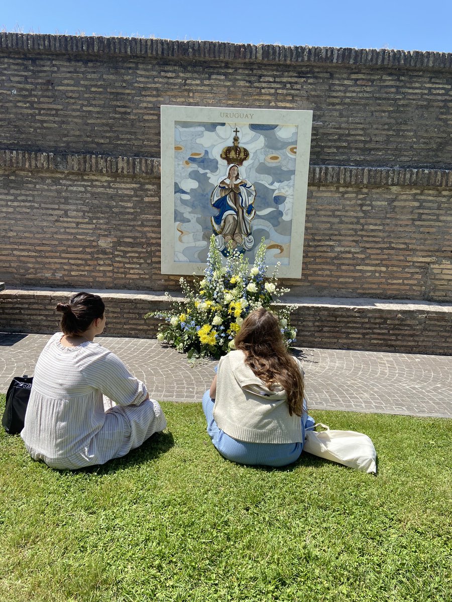 Hoy en los jardines del Vaticano se bendijo mosaico de la Virgencita de los Treinta y Tres. Gran alegría de la comunidad uruguaya en Roma, con la presencia del embajador ante la Santa Sede y del embajador ante Italia.