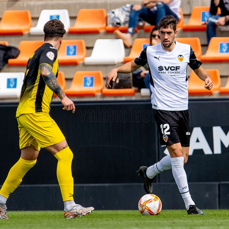 Academia_VCF's tweet photo. 👏🏽 𝗘𝗹 𝗱𝗼𝗯𝗹𝗲 𝗮𝘀𝗰𝗲𝗻𝘀𝗼 𝗱𝗲 @MarioMusy 🦇

⚽️ El jugador valencianista consigue un doble título con dos equipos diferentes en una misma temporada 

¡𝗘𝗻𝗵𝗼𝗿𝗮𝗯𝘂𝗲𝗻𝗮! 🏆🏆

#ADNVCF