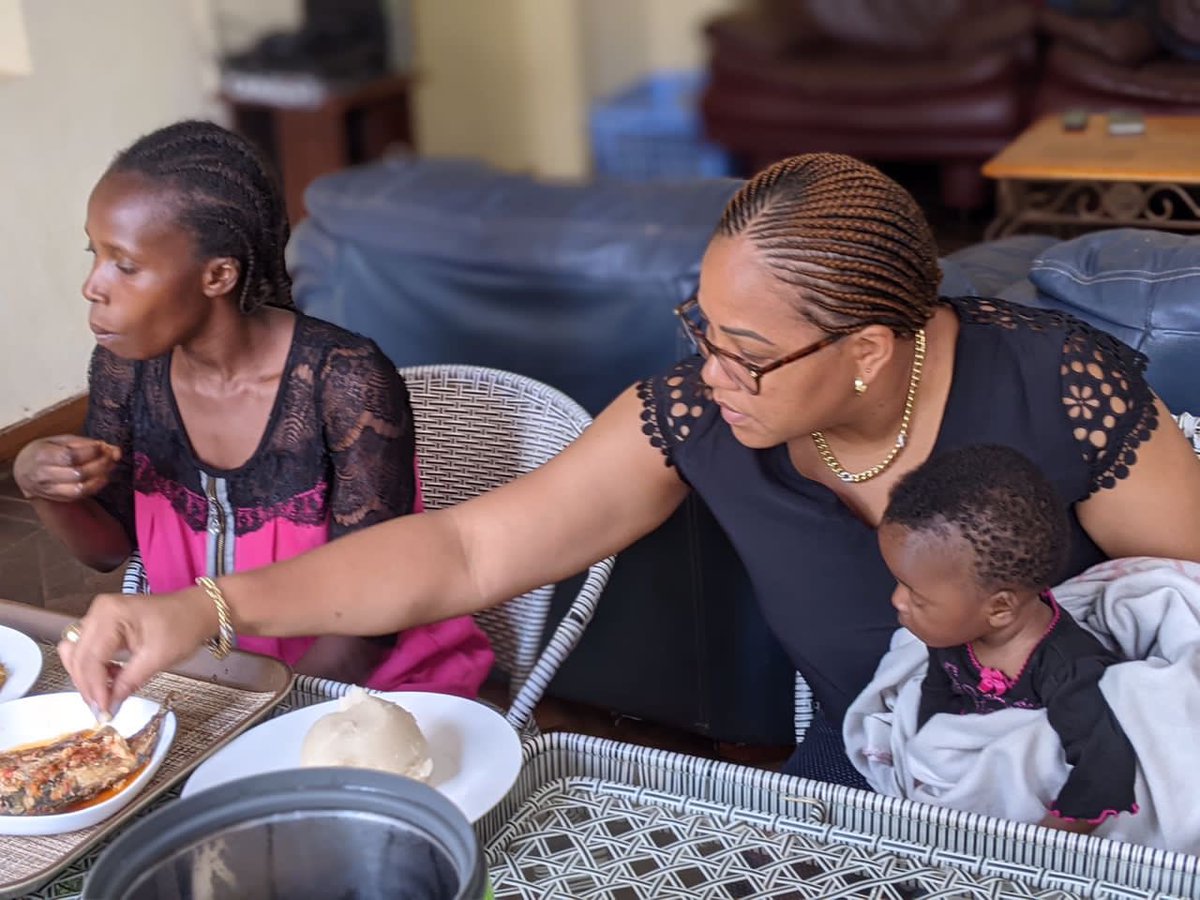 leParrainRDC's tweet photo. 1 repas en famille avec @CoralieKasi, la 1ère dame de la Province du Sud kivu. Je rends gloire à Dieu pour sa grâce ma source qui ne tarit jamais ! https://t.co/D6V8VsgHMX