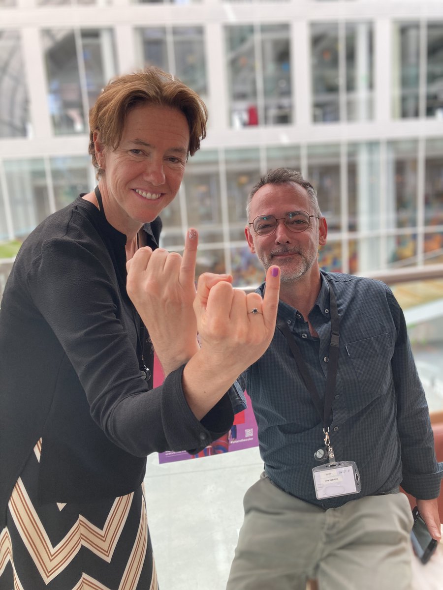 BruxellesEnv's tweet photo. 🌈 #Internationaledagtegenhomofobie
#LeefmilieuBrussel betuigt steun aan #LGBTQI mensen en neemt deel aan #ShareTheColor!
💅 Onze collega’s zetten een vingernagel in kleur om hun respect voor diversiteit visueel te tonen
🤝Word ook een bondgenoot
👉https://t.co/KUCrlbOCLD https://t.co/2FPf0YxJks
