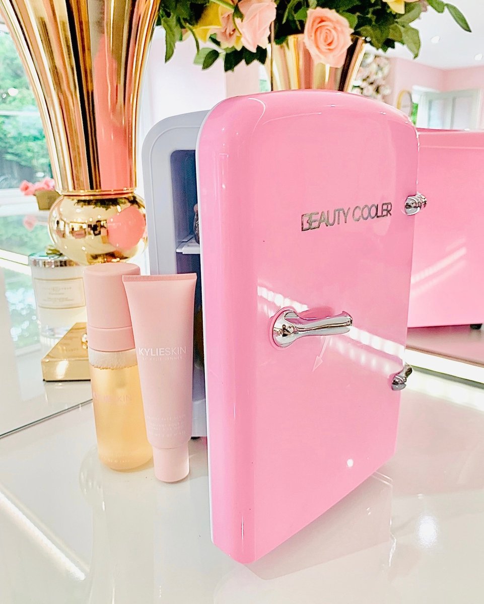 𝙎𝙠𝙞𝙣𝙘𝙖𝙧𝙚 𝘿𝙧𝙚𝙖𝙢𝙞𝙣’☁️
⠀⠀⠀⠀⠀⠀⠀⠀⠀
🦠Reduces bacteria growth 
⏰Extends product shelf life 
🧊Calms and soothes skin
⠀⠀⠀⠀⠀⠀⠀⠀⠀
There’s room in The Beauty Cooler for all of your products that
