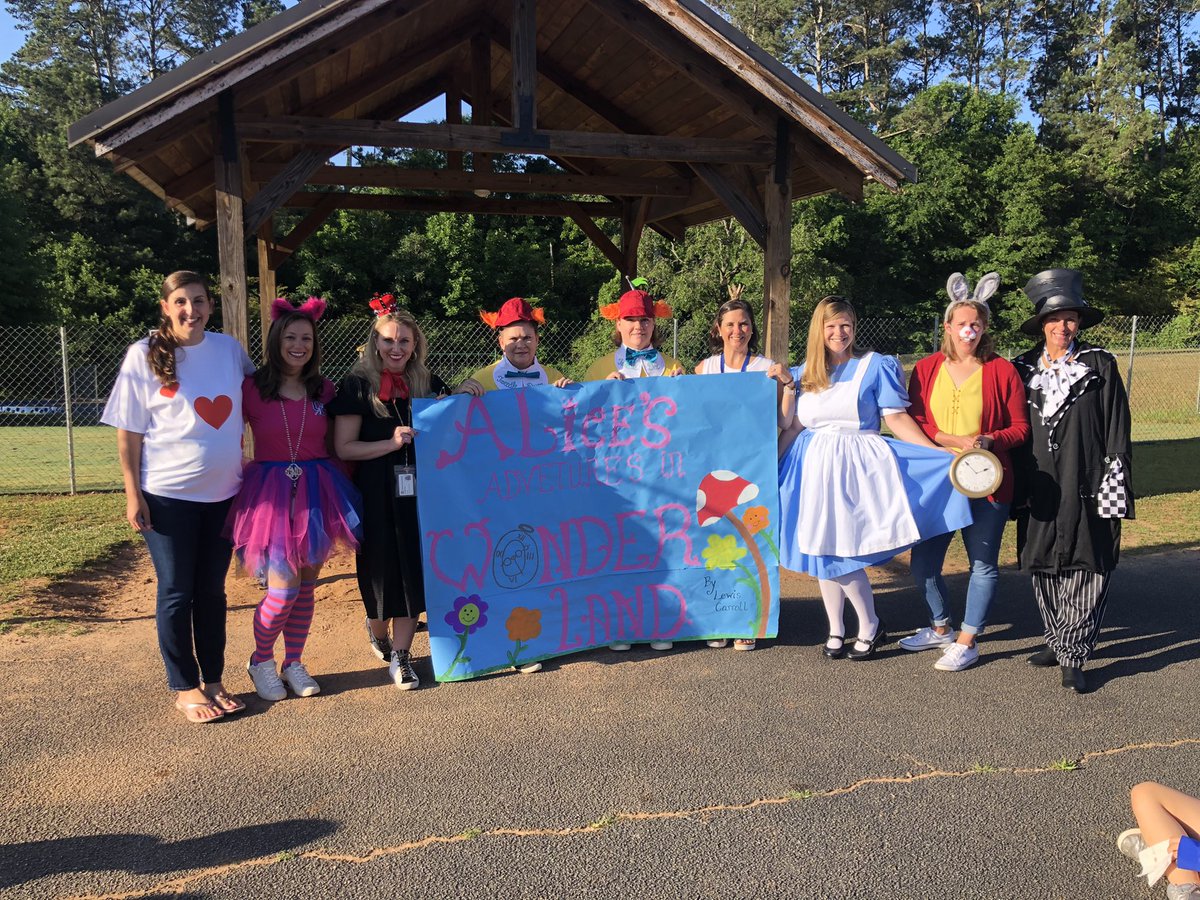 heidiwolfe3rd's tweet photo. Teaching at Colham Ferry is like a Fairy Tale come true! @CFESmustangs https://t.co/COip9lNJx4
