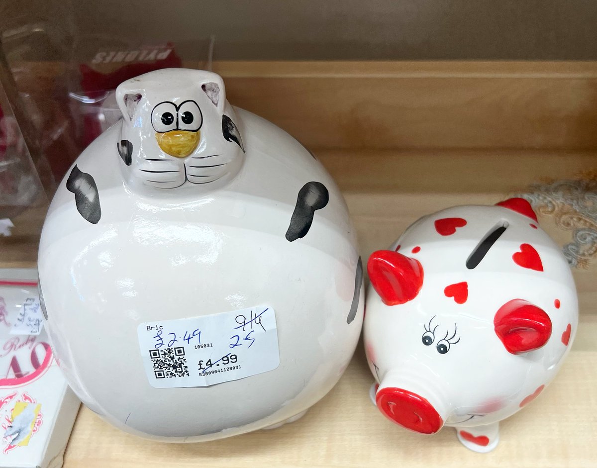 ShopFloorEngage's tweet photo. Happy #charitytuesday everybody!🤩

This week’s charity shop finds are these fun ‘piggy banks’ which Poppy found in her local @TheBHF 💷 

They would work a treat for saving money for a summer holiday!☀️

Are you saving for anything exciting?👀 https://t.co/eYtxT6Npom