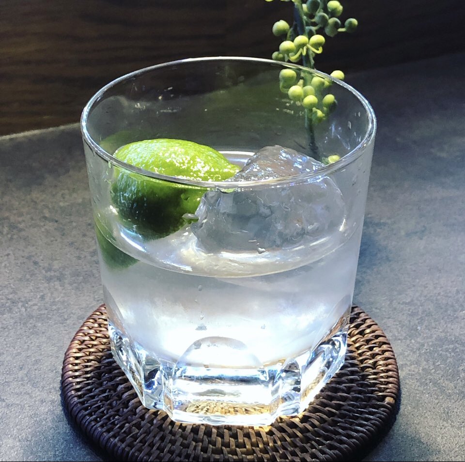 Balis3103N's tweet photo. 【サムライロック】
日本酒ベースのカクテルʕ•̀ω•́ʔ✧
清酒の香りをライムで抑え目に🤫
日本酒が苦手な人でも飲みやすいカクテル💚
#サムライロック #カクテル
#日本酒 #ライム #Balis https://t.co/64iXvFWCCM