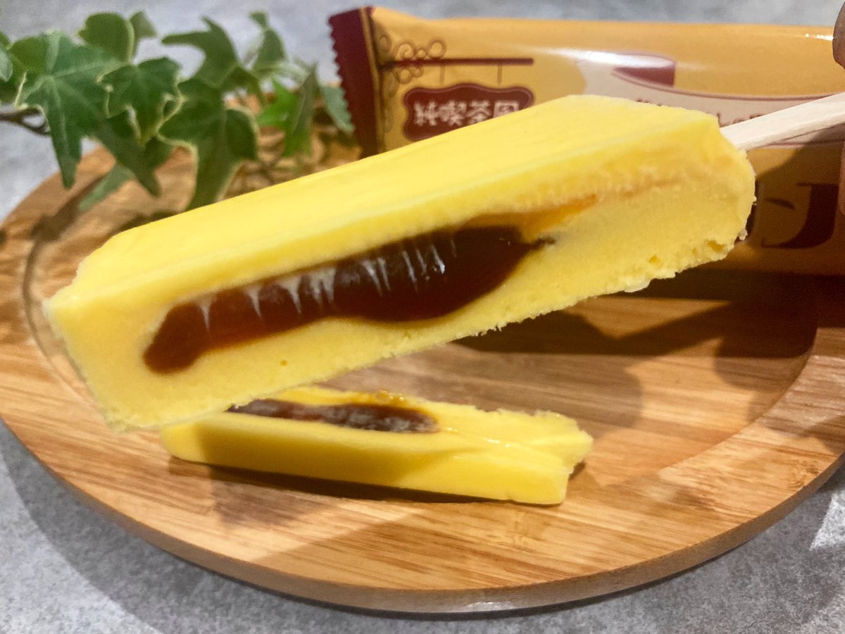 sanmeshi_sweets's tweet photo. 【レトロプリン】
価格：151円

昔ながらのプリンが楽しめるアイス！

食べるとたまご感がありレトロな感じで、中のカラメルは焦がしたような苦味があり、アクセントが効いてます！
下までしっかりカラメルが入ってりので最後の最後まで満足できます！
セブンで購入 https://t.co/puPcqNwEni
