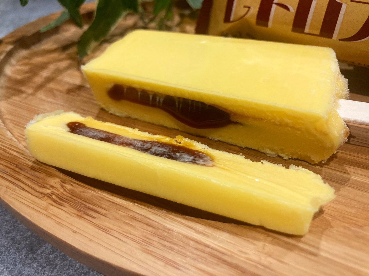 sanmeshi_sweets's tweet photo. 【レトロプリン】
価格：151円

昔ながらのプリンが楽しめるアイス！

食べるとたまご感がありレトロな感じで、中のカラメルは焦がしたような苦味があり、アクセントが効いてます！
下までしっかりカラメルが入ってりので最後の最後まで満足できます！
セブンで購入 https://t.co/puPcqNwEni