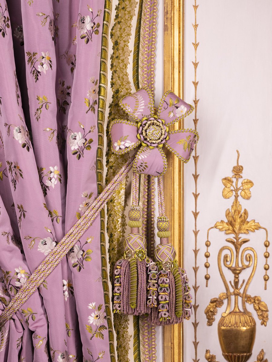 CVersailles's tweet photo. 🇫🇷 Restauration en cours des soieries du cabinet de la méridienne, boudoir intime des appartements intérieurs de Marie Antoinette au Château de Versailles. Grâce au mécénat des @amisversailles https://t.co/gA3Yydcn9H