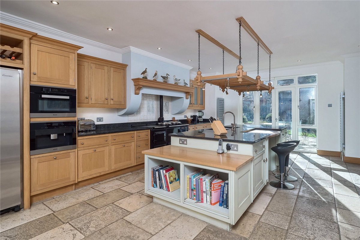 These are some of the fantastic #kitchens in our #propertiesforsale. Excellent family space, well equipped and styled impeccably.

jackson-stops.co.uk/branches/hale/…

#bowdon #altrincham #hale #halebarns #cheshire  #kitchendesign #kitchenheaven #interiordesign #familykitchen #property