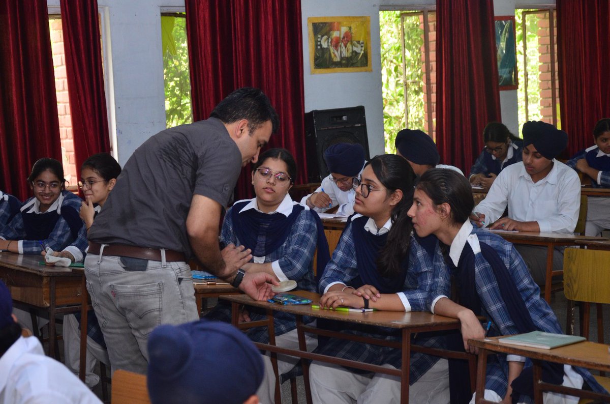SaSuperbugs's tweet photo. Another successful interactive session with young #Superheroesagainstsuperbugs of GGN Public School, Ludhiana by our #SaSFellow @Pankaj2Dhaka2
Young minds of the 11th & 12th standard showed unparallel enthusiasm & curiosity to learn about #AMR.
#Antibioticsawarenesss
@ccmb_csir https://t.co/UgJH0aLcsu