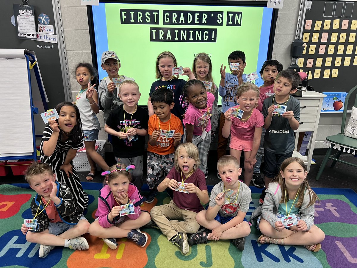 We’ve got some first graders in training over here!! Complete with badges and everything 🤩 #itsworthit
