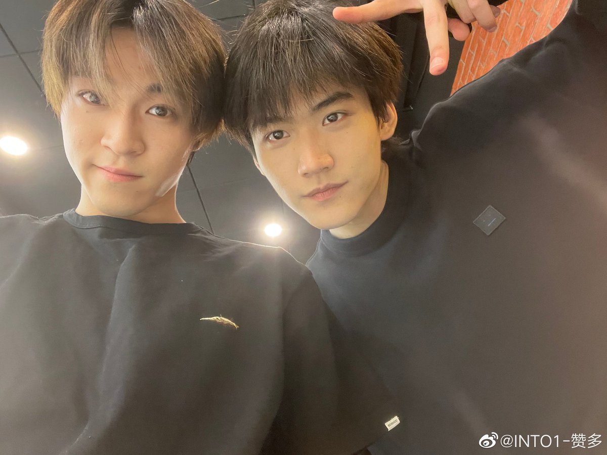 SUBSIDER11_'s tweet photo. {trans : santa weibo}

วันนี้วันเกิดของเคออวี่ ✨🎂 ...
 ​
; #INTO1santa #santa https://t.co/dJwgfWCqRv