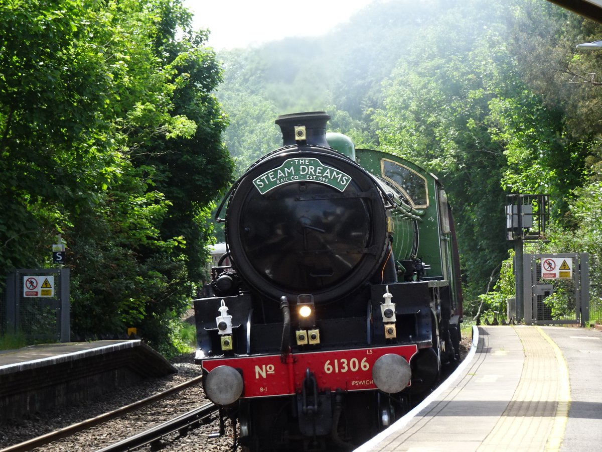 Pentahawk's tweet photo. What a superb sight ... Mayflower 61306 steaming thru Rowlands Castle station at lunchtime today. @Steam_Dreams #SteamTrain #SteamDreams #trains #Railway #Hampshire #CathedralsExpress https://t.co/ggQwrfdSqd