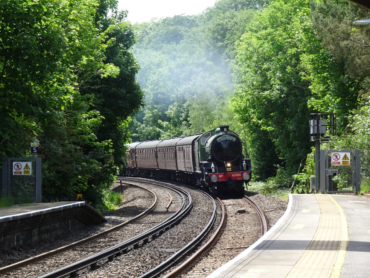 Pentahawk's tweet photo. What a superb sight ... Mayflower 61306 steaming thru Rowlands Castle station at lunchtime today. @Steam_Dreams #SteamTrain #SteamDreams #trains #Railway #Hampshire #CathedralsExpress https://t.co/ggQwrfdSqd