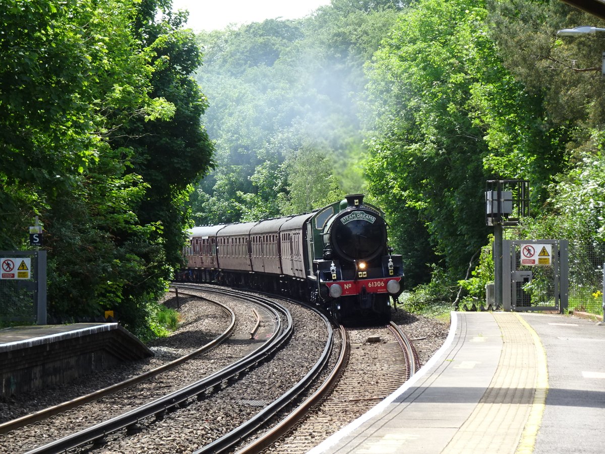 Pentahawk's tweet photo. What a superb sight ... Mayflower 61306 steaming thru Rowlands Castle station at lunchtime today. @Steam_Dreams #SteamTrain #SteamDreams #trains #Railway #Hampshire #CathedralsExpress https://t.co/ggQwrfdSqd