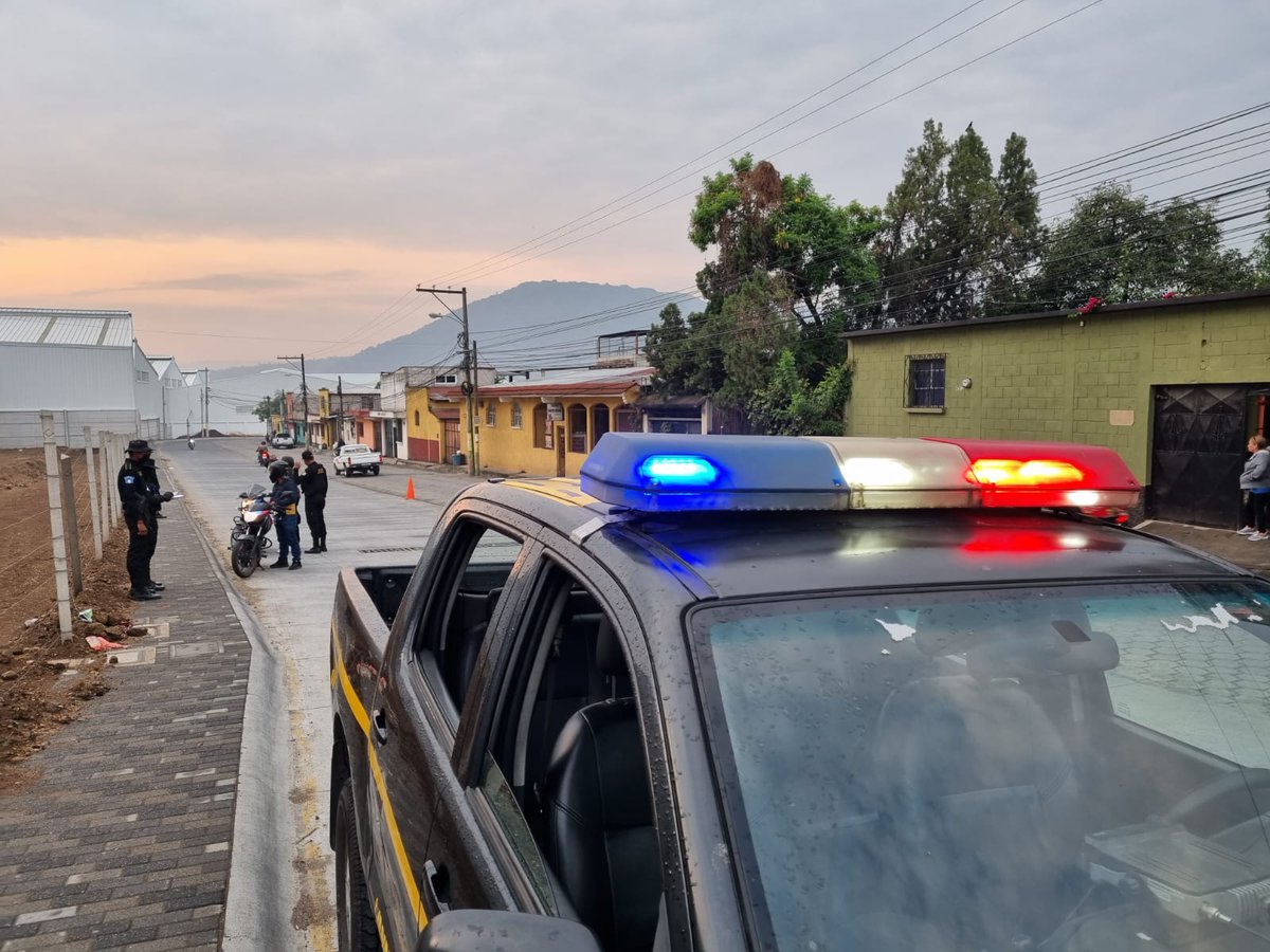PNCdeGuatemala's tweet photo. En cumplimiento a las instrucciones del Ministro @mingobguate David Napoleón Barrientos, la #PNC siguen dando cumplimiento a los operativos de #SeguridadYControl en Amatitlán, Villa Canales y Boca del Monte.
En Amatitlán, policías implementan diversas acciones. https://t.co/BTMaAKUkOj