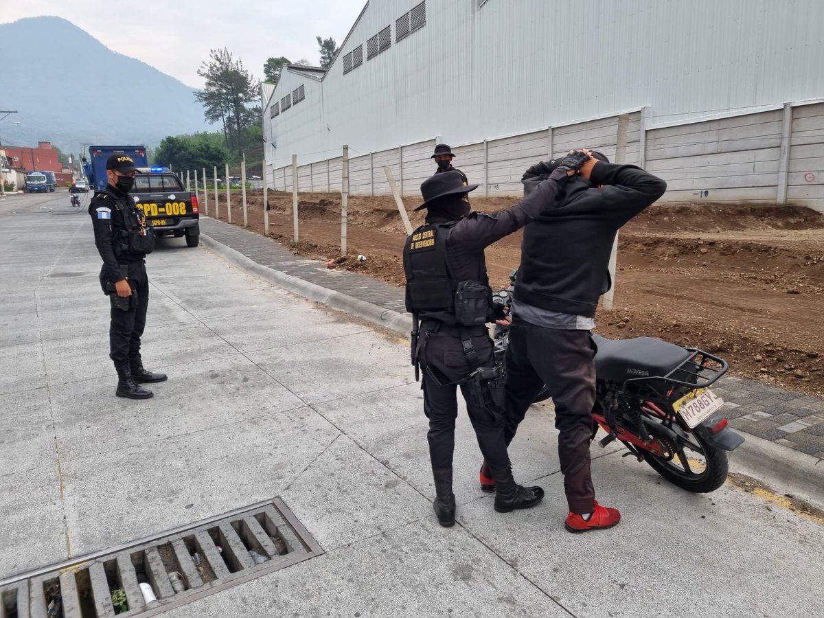 PNCdeGuatemala's tweet photo. En cumplimiento a las instrucciones del Ministro @mingobguate David Napoleón Barrientos, la #PNC siguen dando cumplimiento a los operativos de #SeguridadYControl en Amatitlán, Villa Canales y Boca del Monte.
En Amatitlán, policías implementan diversas acciones. https://t.co/BTMaAKUkOj