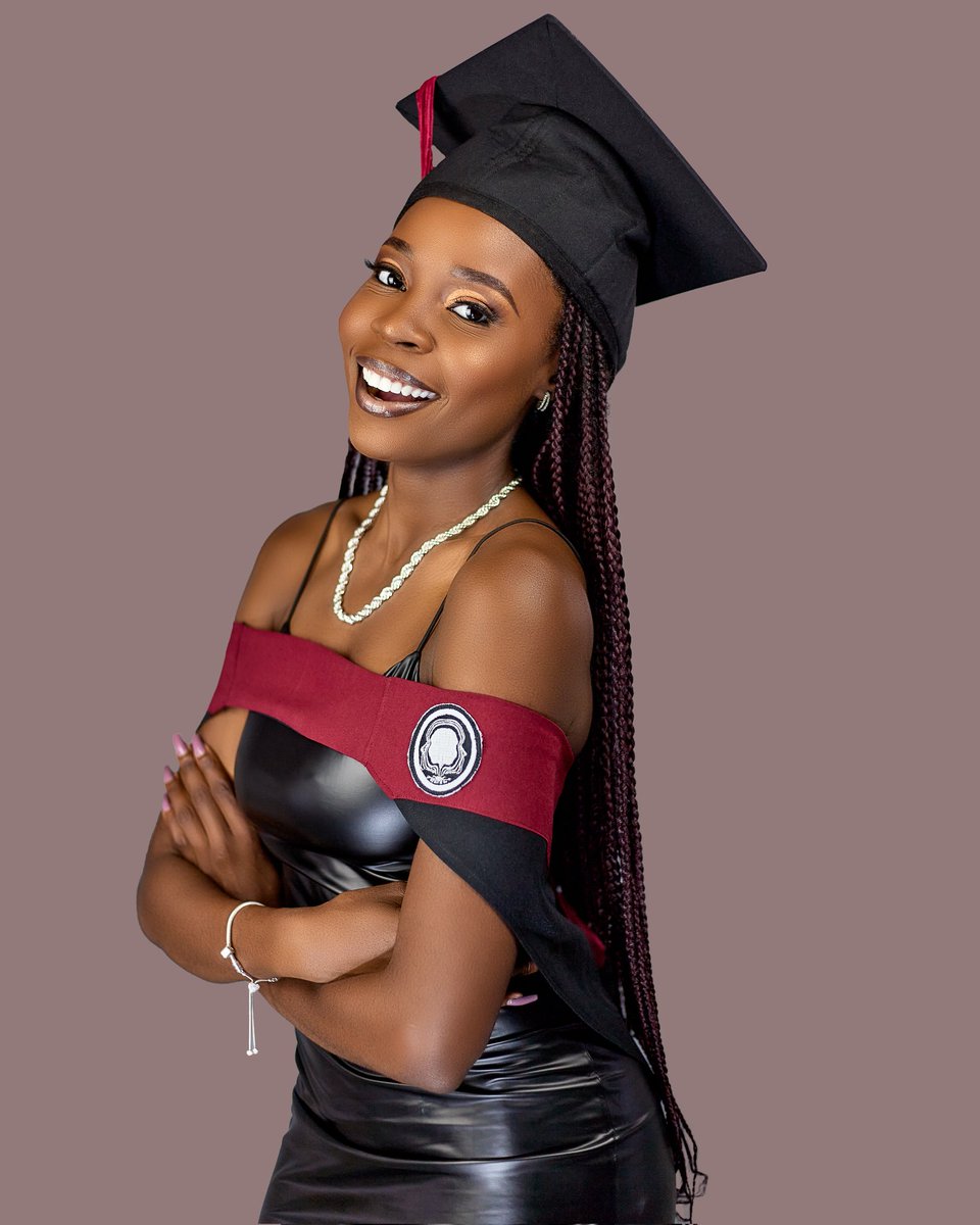 JadeNangula's tweet photo. Hon. Jade MN Nangula🎓

#DegreedInformationPractitioner
#UniversityofNamibia
#Classof2022 https://t.co/8wlXezDeJF