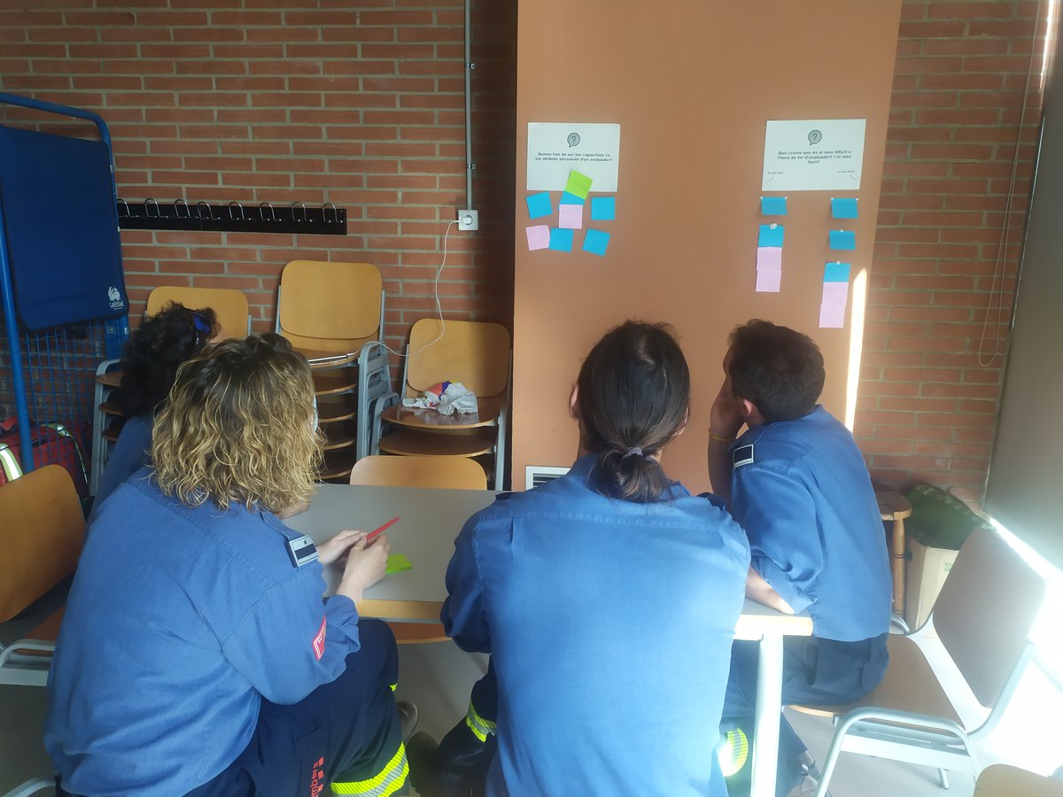 ispccat's tweet photo. L’avaluador/a s'encarrega de valorar i registrar els assoliments, les habilitats i les destreses pràctiques que calen per exercir la tasca de #bomberscat
Ahir a l'#ispccat vam fer formació d'avaluadors @BCN_Bombers @bomberscat de 2 especialitats: atenció sanitària/instal·lacions https://t.co/kxVJr7kpaw