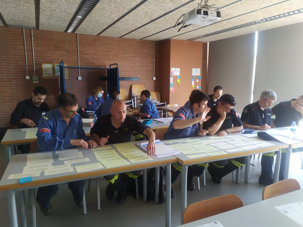 ispccat's tweet photo. L’avaluador/a s'encarrega de valorar i registrar els assoliments, les habilitats i les destreses pràctiques que calen per exercir la tasca de #bomberscat
Ahir a l'#ispccat vam fer formació d'avaluadors @BCN_Bombers @bomberscat de 2 especialitats: atenció sanitària/instal·lacions https://t.co/kxVJr7kpaw