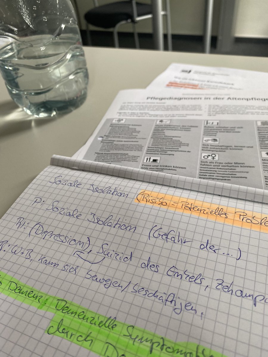 Timotheus1887's tweet photo. Wurde gerade ermahnt, weil ich zu laut „7 Tage die Woche“ gesummt habe haha ⚫️⚪️🔵
Sage ja, mir geht der Stift. #HSV
#HSVBSC #BSCHSV #Religation https://t.co/MoofBvv7wN