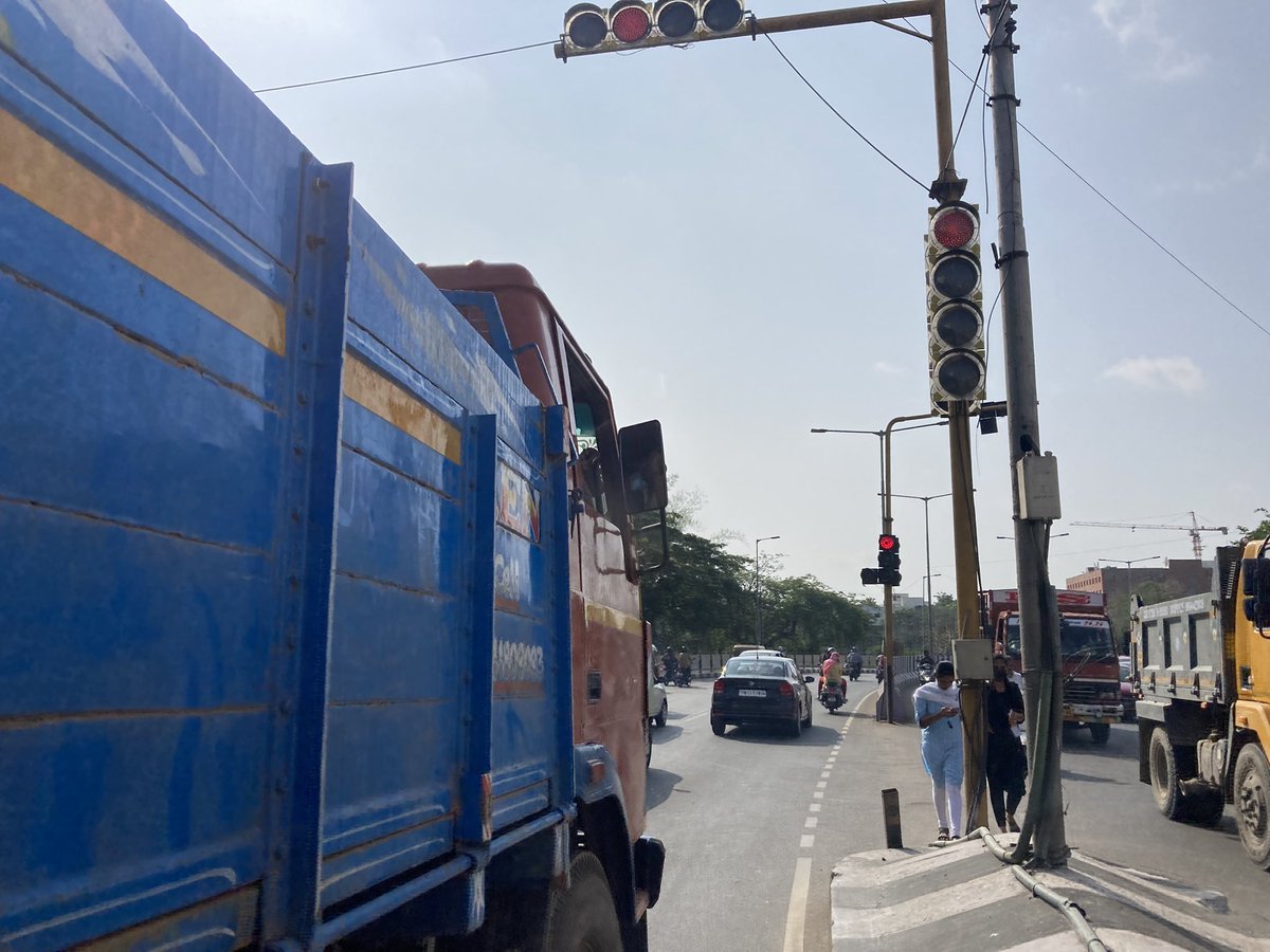 Rajesh91208's tweet photo. Ramapuram MIOT hospital signal has no digital count down and  it’s feels like waiting for long time for the signal to change. so people are started to cross signal before it’s turn to green ..kindly take action  @ChennaiTraffic @chennaipolice_ https://t.co/Y7rl84qoYk