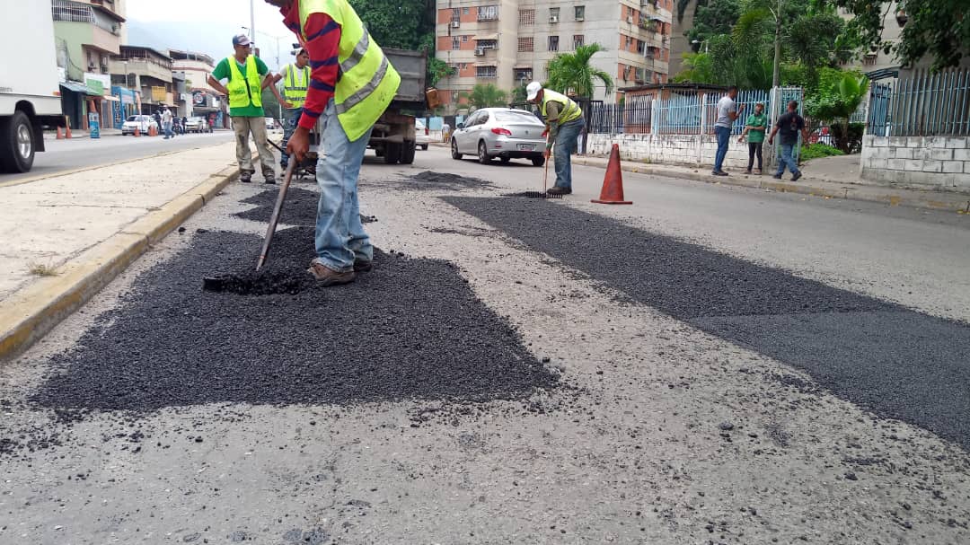 #ACTIVOS 🚧 El Plan Cayapa de Asfaltado 🛣️ se traslado a la Av. Ayacucho con trabajos de puntuales de bacheo, mejorando así esta importante arteria vial.

¡Trabajamos Para Tí! 

<a href="/RafaelMaracay21/">Rafael Morales</a> 
<a href="/Soykarinacarpio/">Karina Carpio</a> 
#Maracay
#PoesiaLiberadora