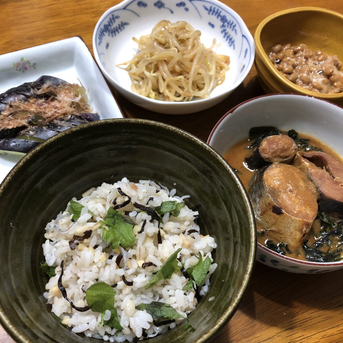 晩ご飯✨ 鯖味噌・もやしナムル・納豆・茄子ぬか漬け・ご飯 すぐ食べたいのでお手軽に🍽 鯖缶に乾燥ワカメでチン。大葉・ちりめんじゃこ・塩昆布・酢生姜まぜご飯。もやし茹で、適当にピリ辛ぎみのタレ作