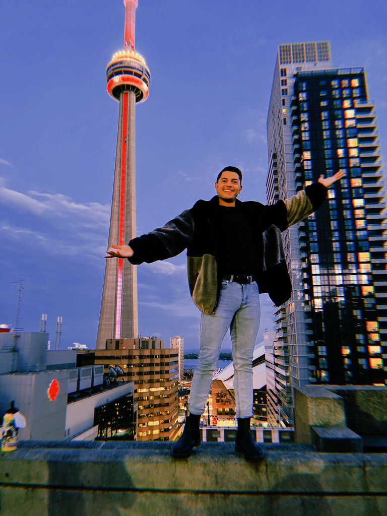 nayrb690's tweet photo. There's something about the CN tower that always gets to me. I love looking at it for mo reason. 
#Toronto #CNtower #Canada #DCL #D22 https://t.co/TiVob9uhOR
