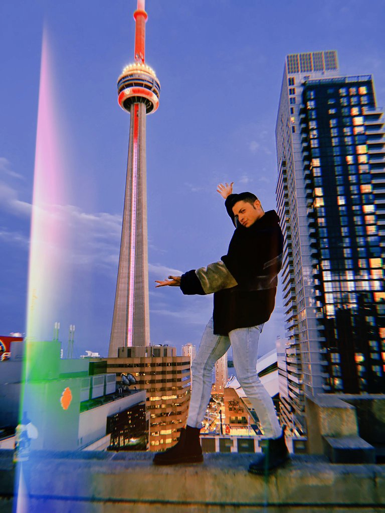 nayrb690's tweet photo. There's something about the CN tower that always gets to me. I love looking at it for mo reason. 
#Toronto #CNtower #Canada #DCL #D22 https://t.co/TiVob9uhOR