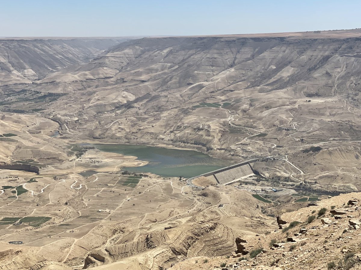 Too little rain in southern #Jordan this year. Mujib Dam is not fully filled. But the experts have a plan and the dam may even contribute to increase the share of renewables in the future whilst preserving 💧 supply #greentransition #renewables #SDGs 🇩🇪 🇯🇴 💪