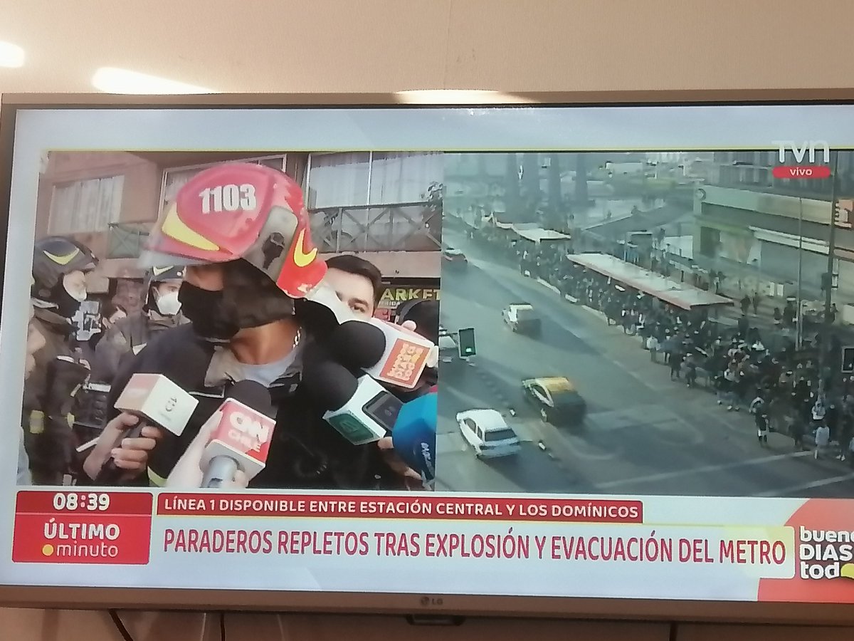Majijiuri's tweet photo. Todos:"Después de un viernes 13 y el lunes, qué rico un día martes más tranquilo"...
Martes:
#Metro
#metrodeSantiago
#explosión
#estampida
#weyyaaaa https://t.co/VEKBEJRAxH