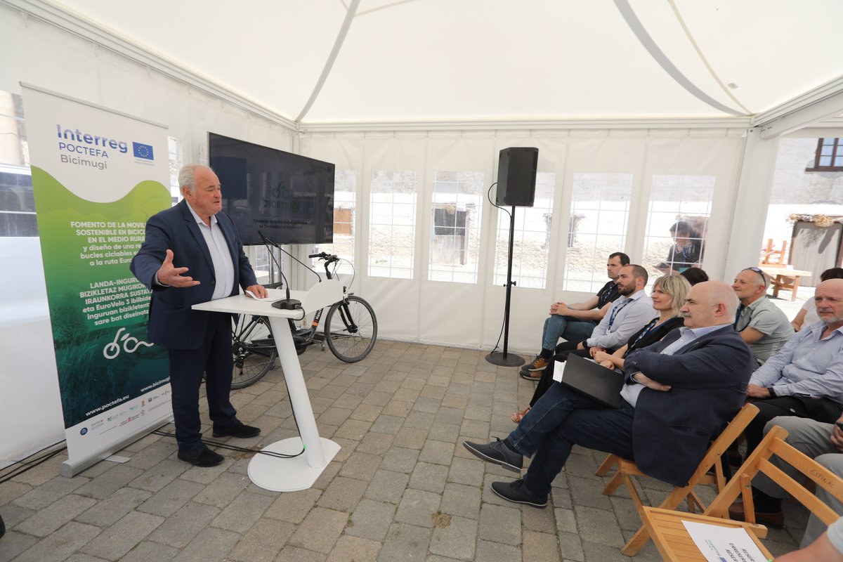 noticiasgob_na's tweet photo. #Navarra y Pirineos Atlánticos activan el tramo de la ruta ciclable #EuroVelo 3 a ambos lados de la muga para favorecer la movilidad sostenible y el desarrollo local 

@bicimugi 
#POCTEFA 
@VisitNavarra 

🔗 Info: https://t.co/nWopb4KK17 https://t.co/DsUJfcUz8h