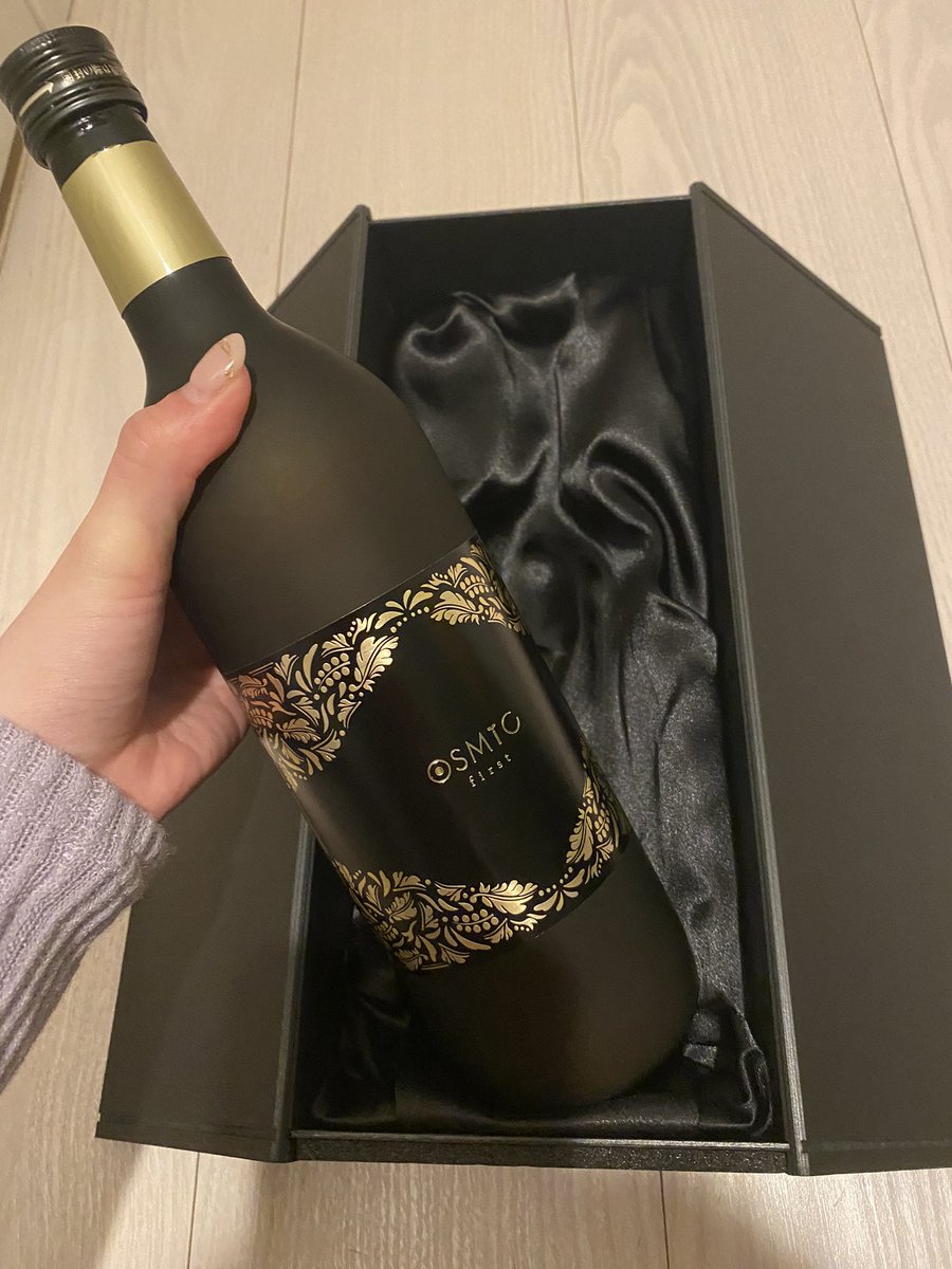marinachan_0205's tweet photo. アホやからタクシー広告に釣られ1万円もするトマトジュースを買いました。
めちゃくちゃ美味しそう。
ちなみにトマトジュースは別に好きじゃありません。 https://t.co/dD8SJOCdNS