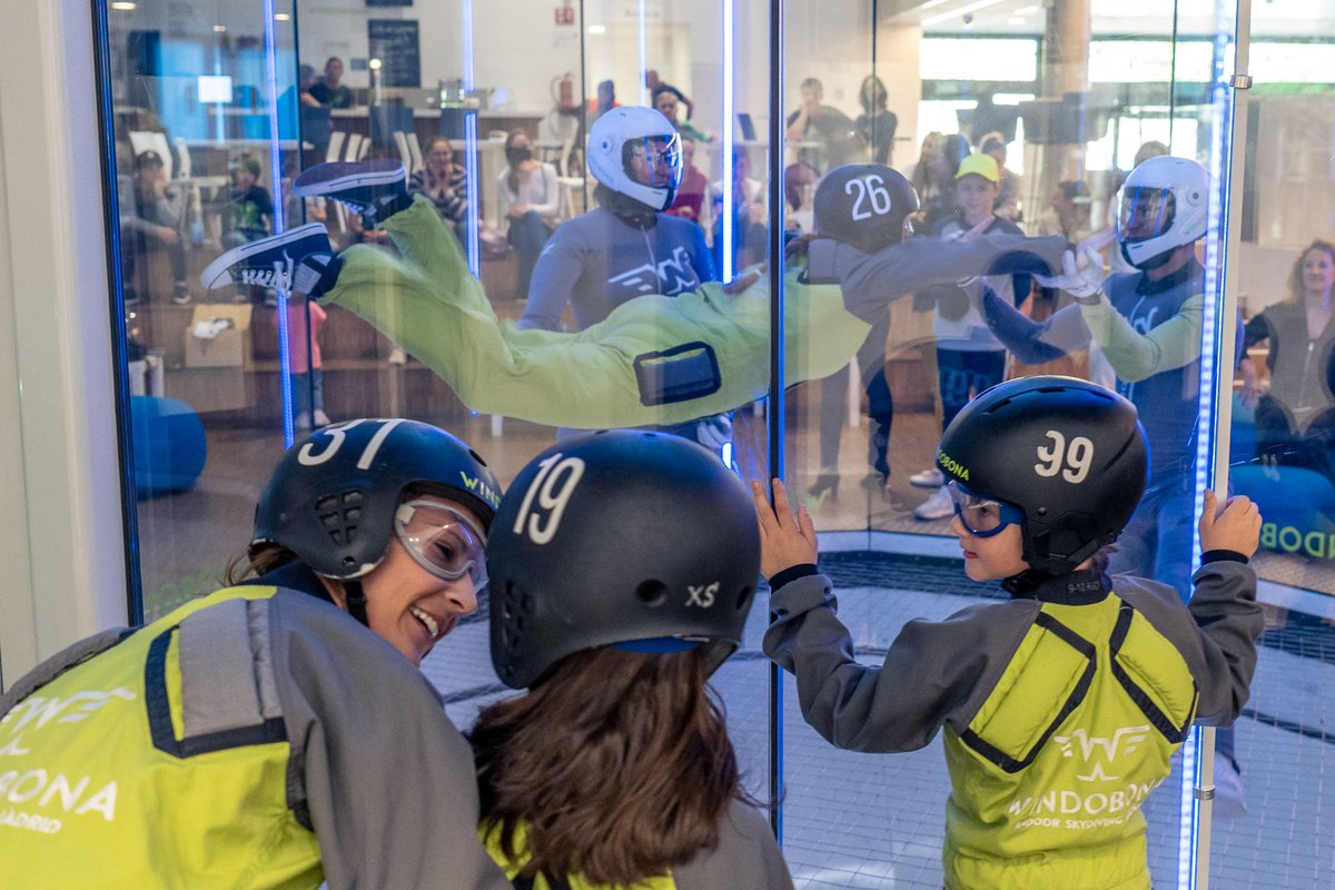 Elysaez's tweet photo. ¿Sabes qué volador? El domingo no sólo celebramos #sanisidro. También fue el #diadelafamilia y lo pasamos así de bien. ¿Y tú? ¿Todavía no te has unido a la gran familia de voladores de WINDOBONA? Lánzate a #volar #venavolar #volandovoy #volarenmadrid 💚 https://t.co/mQZAUFcng2 https://t.co/Ku0yEXdFkx