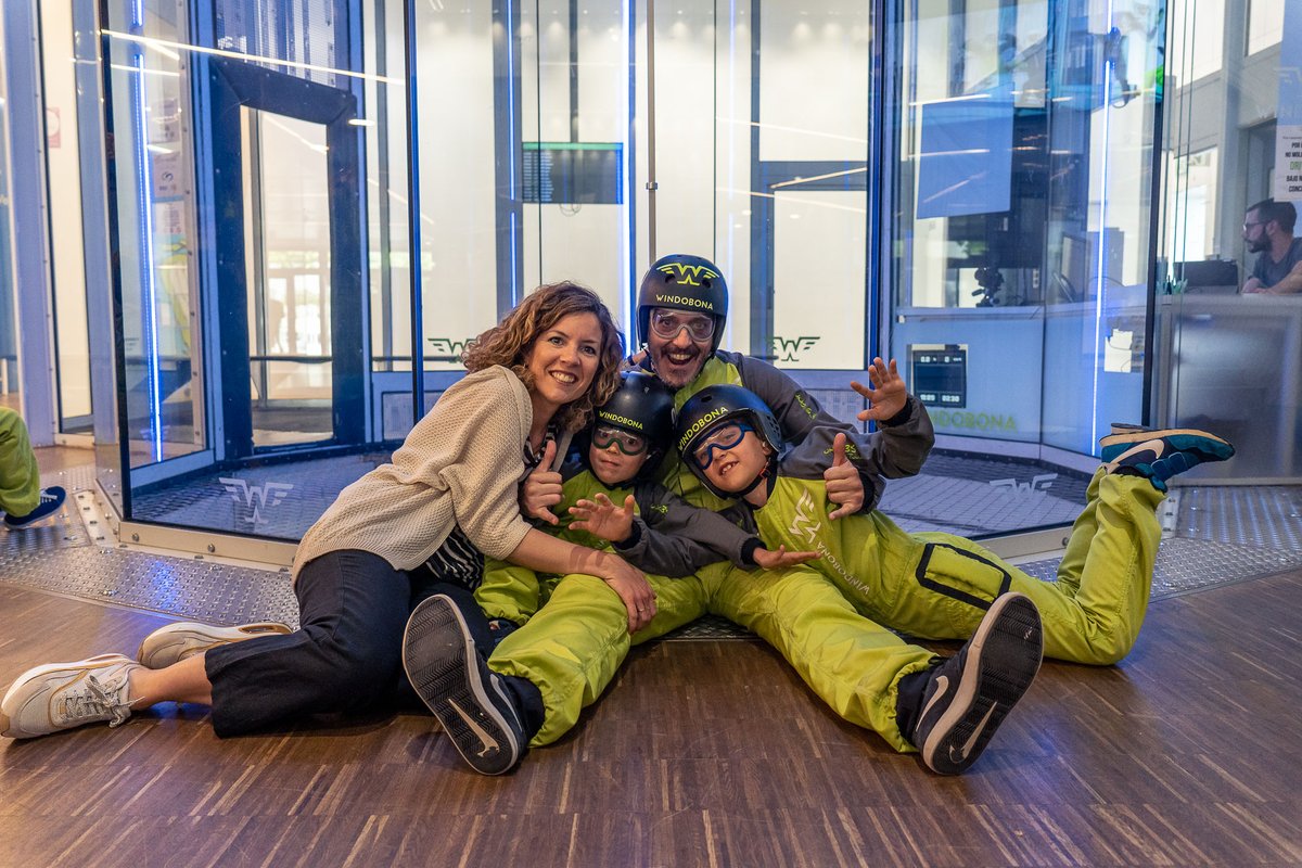 Elysaez's tweet photo. ¿Sabes qué volador? El domingo no sólo celebramos #sanisidro. También fue el #diadelafamilia y lo pasamos así de bien. ¿Y tú? ¿Todavía no te has unido a la gran familia de voladores de WINDOBONA? Lánzate a #volar #venavolar #volandovoy #volarenmadrid 💚 https://t.co/mQZAUFcng2 https://t.co/Ku0yEXdFkx
