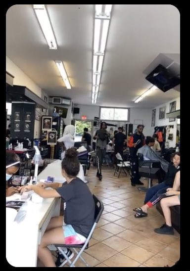 DODbasketball's tweet photo. Quand @e_a_st,  @ave_st_leonard #i.STL, #maison_de_jeunes de #StLeonard et #ronaldoBarbershop font un projet post pandémie pour l’image et l’hygiène des jeunes…voici un des résultats! https://t.co/QnfAvzVPJG