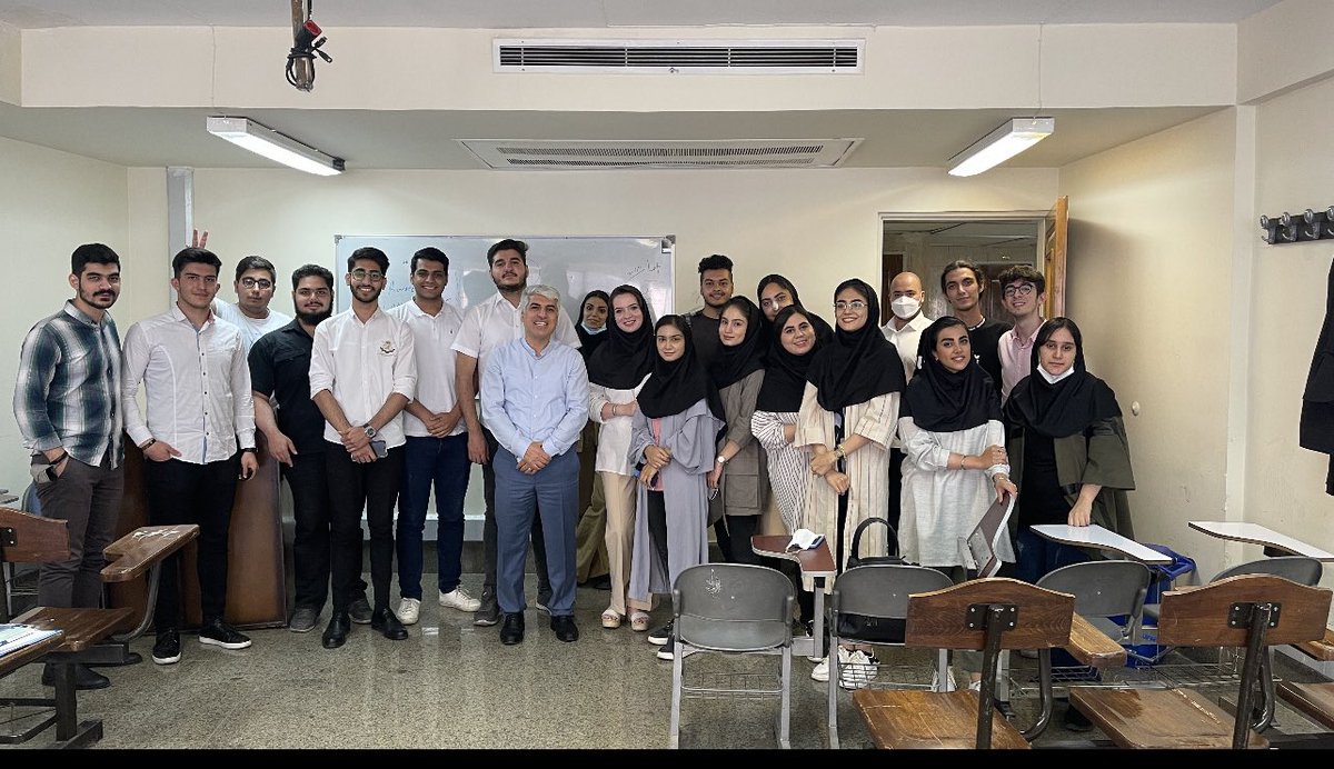 officialmohseni's tweet photo. کم کم پایان ترم تحصیلی دارد می‌رسد و این #عکس_یادگاری زود هنگام به پیشنهاد بچه ها گرفته شد.
چقدر خوبند بچه های این نسل، اگر بهشون دل بدیم.
#مهارت   #دانشجوی_مسئول https://t.co/Tx2F1L2LJH
