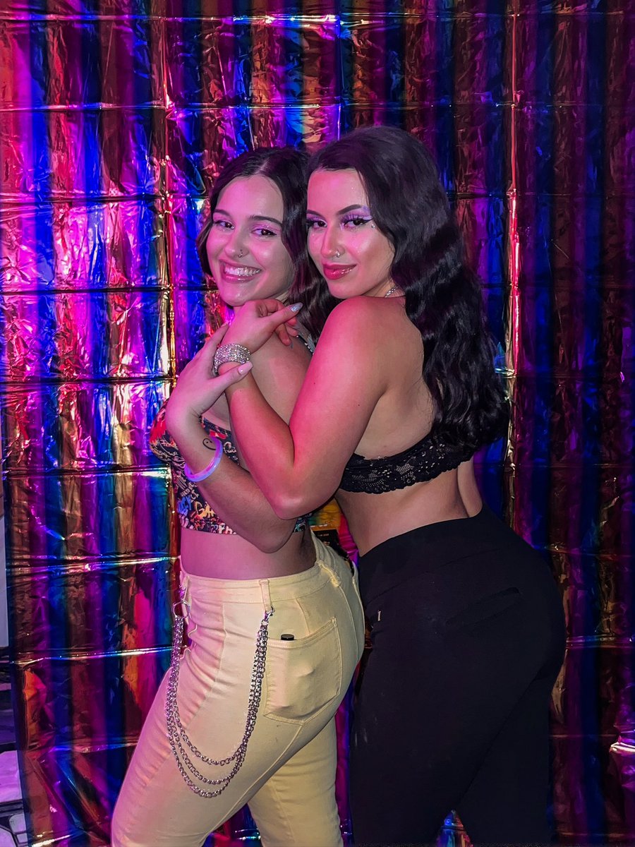 ki0kaii's tweet photo. @catrussy i’ve been told i look like her (right side) https://t.co/VKz7xYvKBP