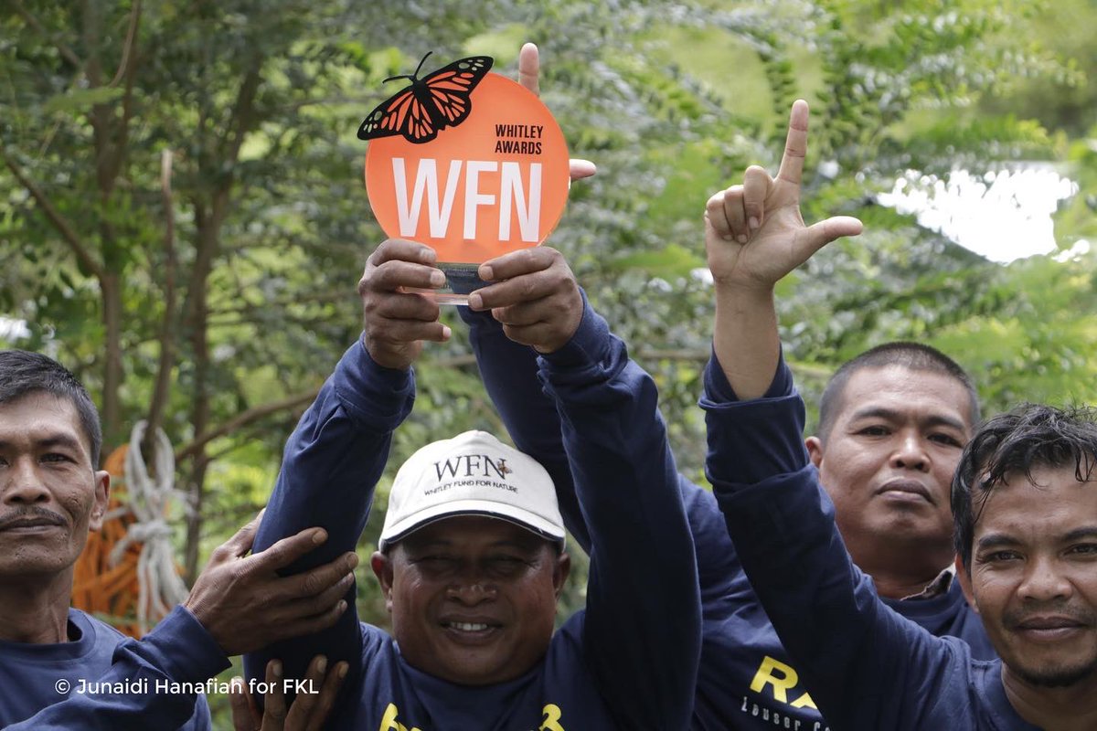 forumleuser's tweet photo. Dedy sharing his @WhitleyAwards with the heroes in the field: some of the FKL rangers from 34 teams Dedy coordinates. Each team consists of highly dedicated individuals who conduct patrols regularly to destroy snares that threaten endangered #wildlife species in the #Leuser https://t.co/Rw0j0i7BSE