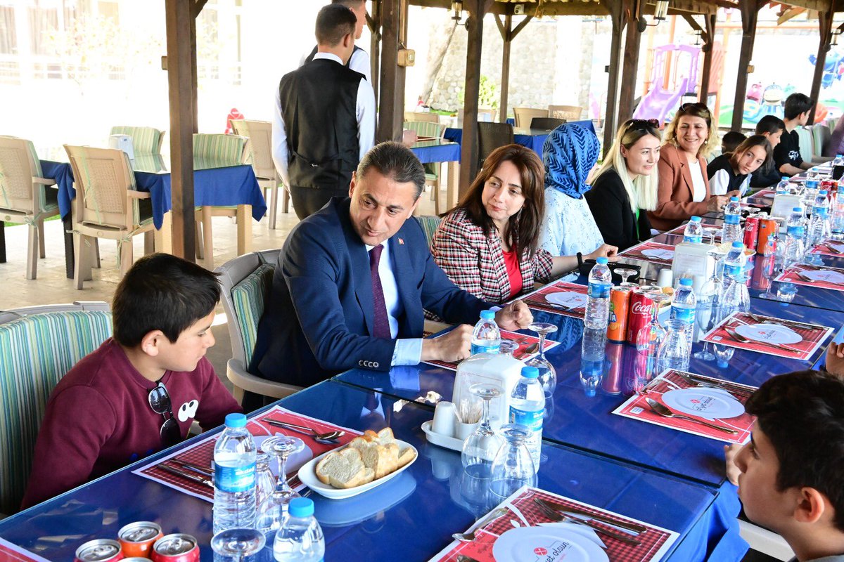 TCSinopValiligi's tweet photo. ✅“İlimizi Tanıyalım” Projesi kapsamında Sayın Valimiz Erol Karaömeroğlu ve Eşi Filiz Karaömeroğlu Hanımefendi, Durağan İlçemizden gelen öğrencilerimiz ile Askeri Gazino’da öğle yemeğinde bir araya geldiler. https://t.co/VJ7zvIdIxi