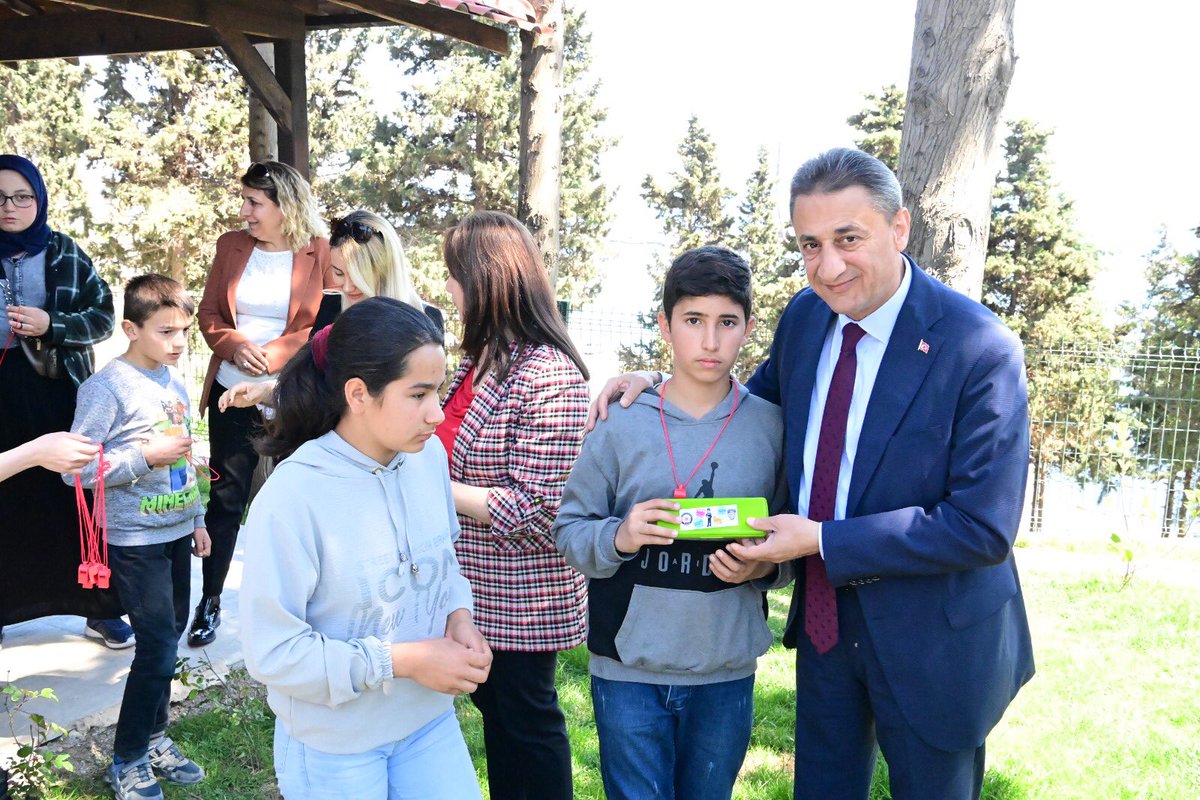 TCSinopValiligi's tweet photo. ✅“İlimizi Tanıyalım” Projesi kapsamında Sayın Valimiz Erol Karaömeroğlu ve Eşi Filiz Karaömeroğlu Hanımefendi, Durağan İlçemizden gelen öğrencilerimiz ile Askeri Gazino’da öğle yemeğinde bir araya geldiler. https://t.co/VJ7zvIdIxi