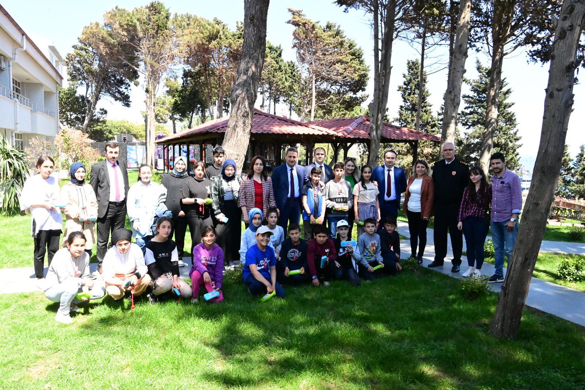 TCSinopValiligi's tweet photo. ✅“İlimizi Tanıyalım” Projesi kapsamında Sayın Valimiz Erol Karaömeroğlu ve Eşi Filiz Karaömeroğlu Hanımefendi, Durağan İlçemizden gelen öğrencilerimiz ile Askeri Gazino’da öğle yemeğinde bir araya geldiler. https://t.co/VJ7zvIdIxi